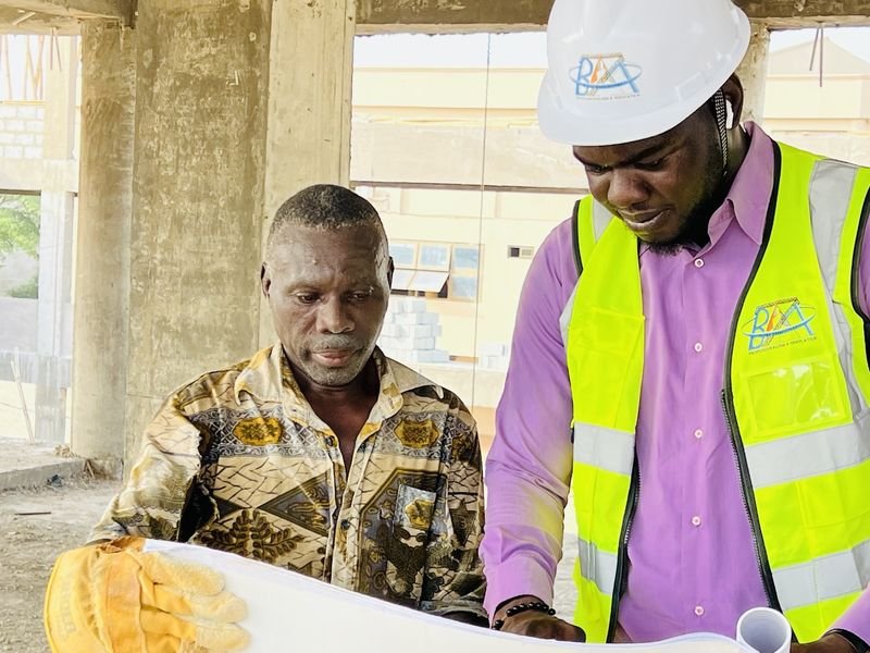 Équipe BLEAZ Architecture relisant des plans sur un chantier